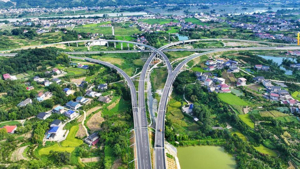 湖南这条高速预计9月底建成通车！建成后，张家界、常德前往长江三峡游玩更便利