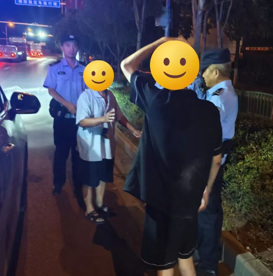 深夜的派出所内,他狼吞虎咽地吃着面包,哽咽着说了一句谢谢…… 深夜的派出所内,他狼吞虎咽地吃着面包,哽咽着说了一句谢谢……