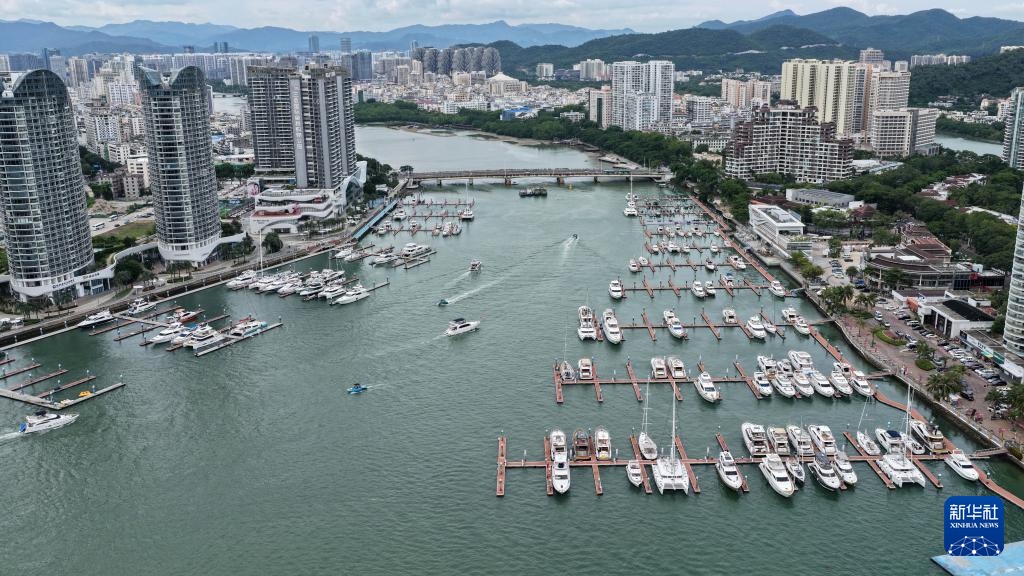 海南三亚：台风“剑鱼”来袭 &nbsp;船只回港避风