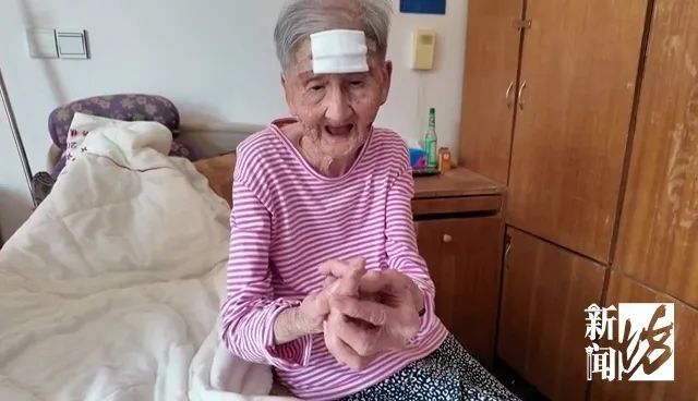 太狠了！上海一老人拿起剪刀，居然把自己身上的…剪掉了！医生也傻眼了…