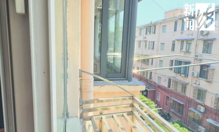 “汗毛竖起来了”！上海女子卧室墙上惊现3个洞，正对着床……“隔壁邻居干的”