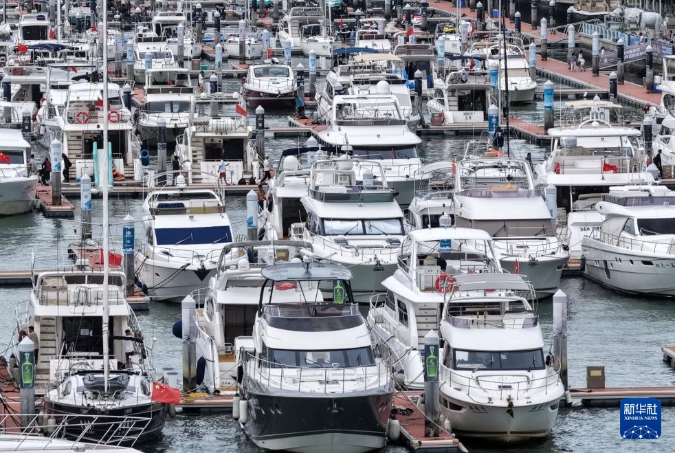 海南三亚：台风“剑鱼”来袭 &nbsp;船只回港避风