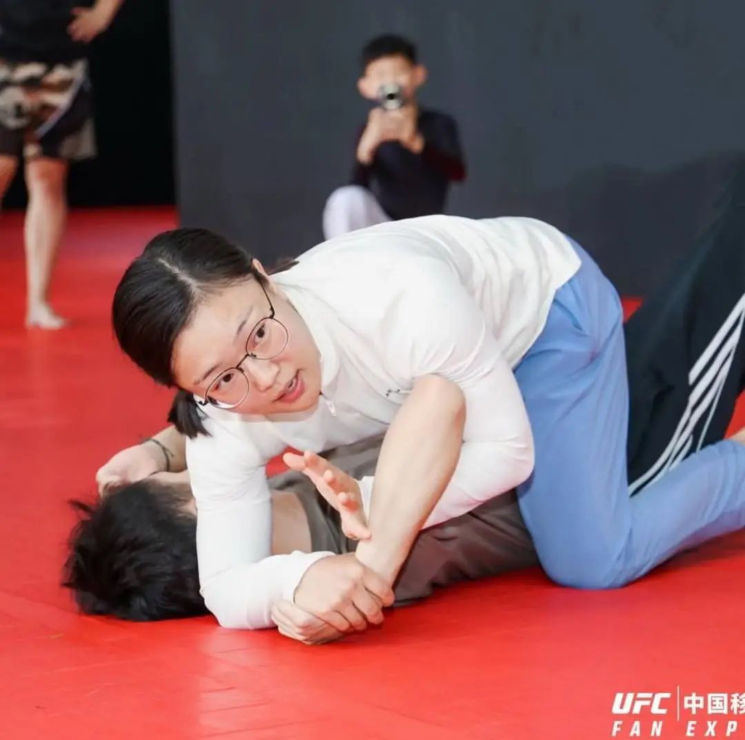 “格斗女中医”石铭UFC首秀失利，封面专访：受伤了给自己扎针，为打比赛一个月周末不休