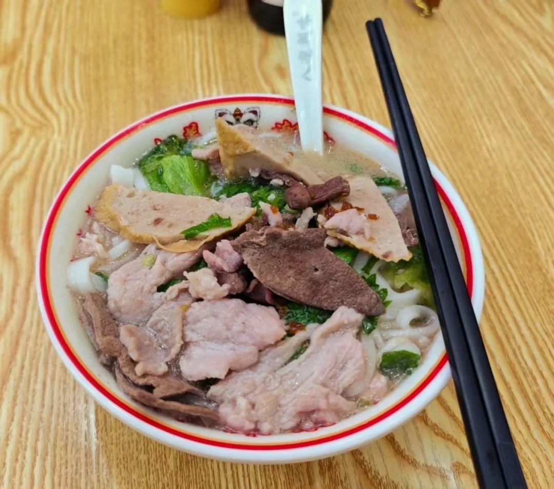 就在广州！小伙在餐馆门口徘徊7分钟，接下来的一幕让人泪目