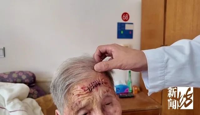 太狠了！上海一老人拿起剪刀，居然把自己身上的…剪掉了！医生也傻眼了…