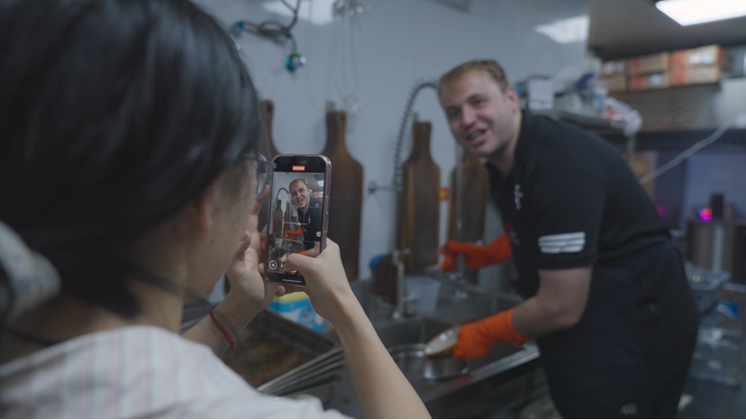 德国老板耍抖音把自己变成餐厅活招牌，网友：“这个老外被重庆腌入味了”