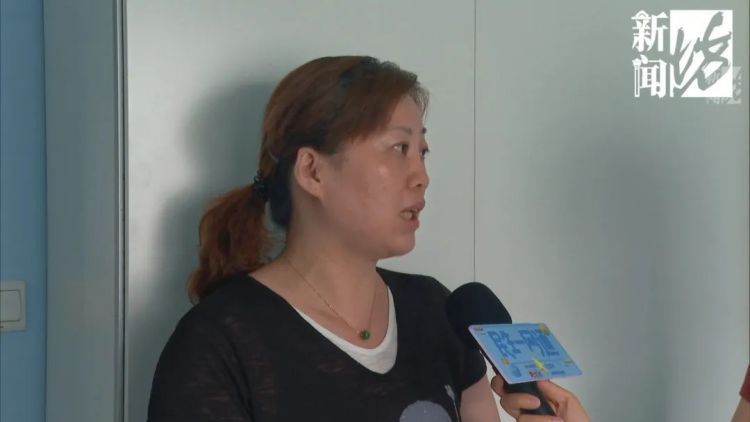 “汗毛竖起来了”！上海女子卧室墙上惊现3个洞，正对着床……“隔壁邻居干的”