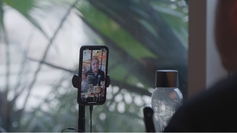 德国老板耍抖音把自己变成餐厅活招牌，网友：“这个老外被重庆腌入味了”