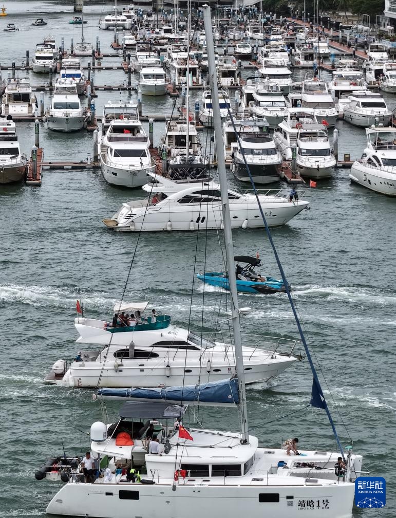 海南三亚：台风“剑鱼”来袭 &nbsp;船只回港避风