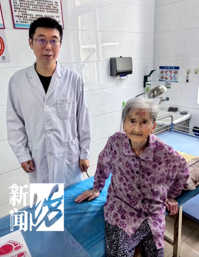 太狠了！上海一老人拿起剪刀，居然把自己身上的…剪掉了！医生也傻眼了…