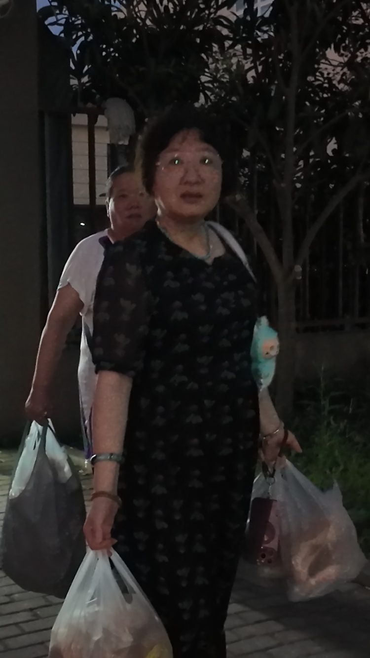 40元拎回两大袋!阿姨爷叔凌晨赶来抢,这家面包厂直售店走红,均价不到5元 40元拎回两大袋!阿姨爷叔凌晨赶来抢,这家面包厂直售店走红,均价不到5元