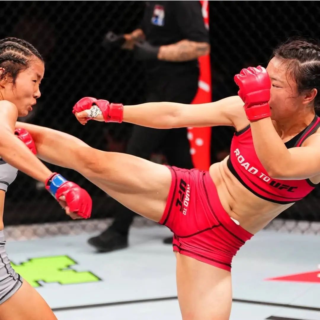 “格斗女中医”石铭UFC首秀失利，封面专访：受伤了给自己扎针，为打比赛一个月周末不休