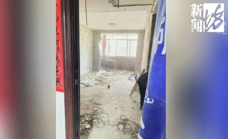 “汗毛竖起来了”！上海女子卧室墙上惊现3个洞，正对着床……“隔壁邻居干的”