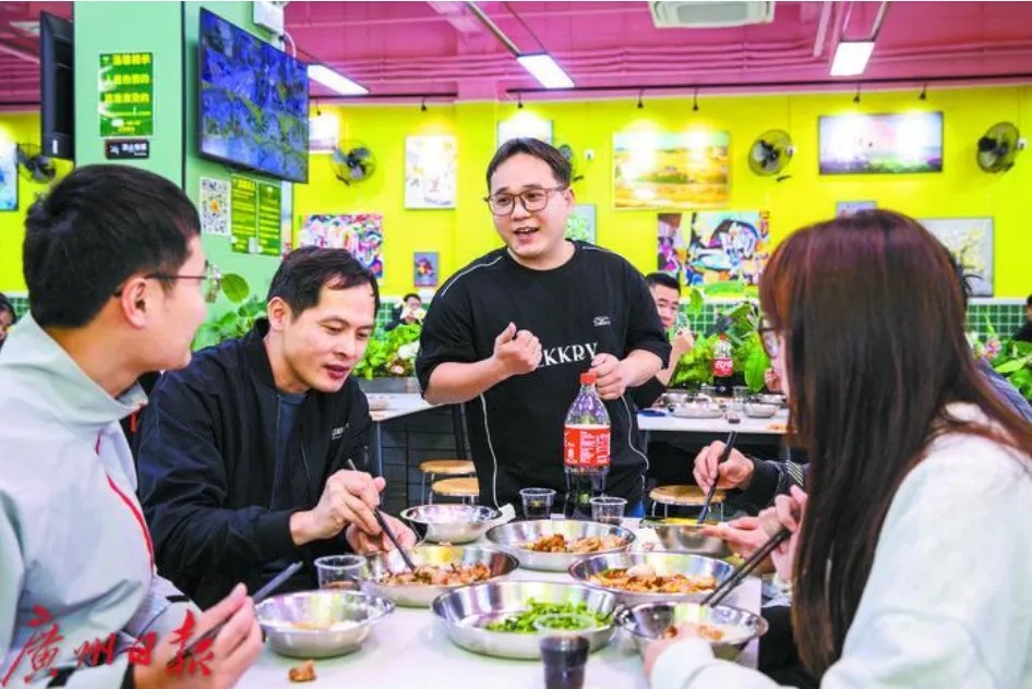 就在广州！小伙在餐馆门口徘徊7分钟，接下来的一幕让人泪目