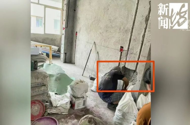 “汗毛竖起来了”！上海女子卧室墙上惊现3个洞，正对着床……“隔壁邻居干的”