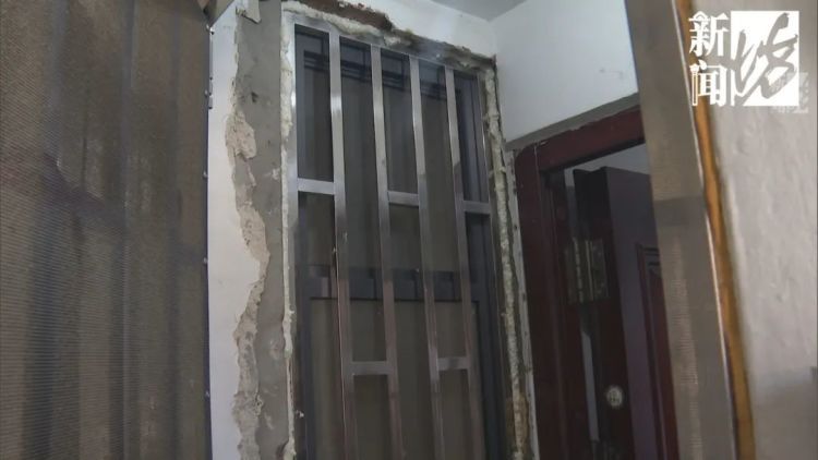 “汗毛竖起来了”！上海女子卧室墙上惊现3个洞，正对着床……“隔壁邻居干的”