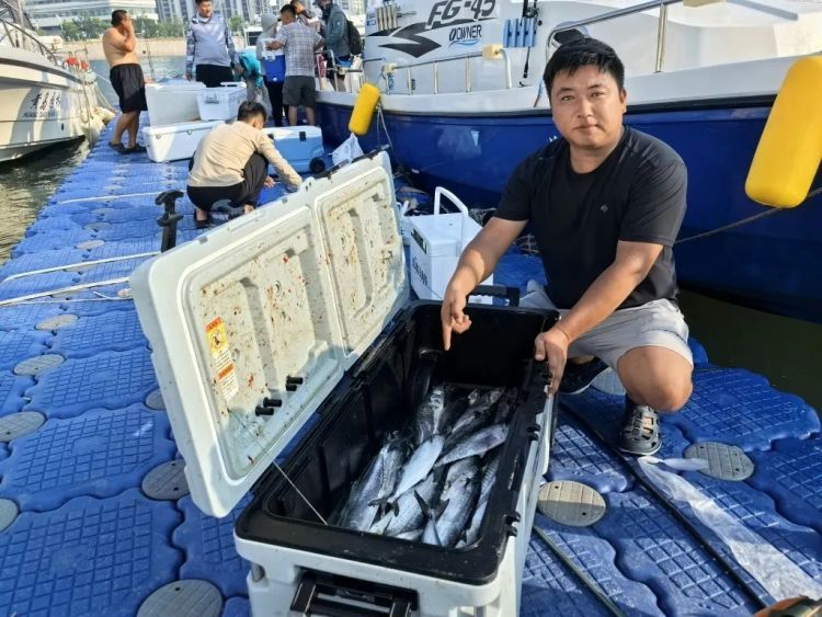 青岛近海突然火了,三四百条船挤进这一海域!有人抢票摸黑出海,收获30多斤 青岛近海突然火了,三四百条船挤进这一海域!有人抢票摸黑出海,收获30多斤