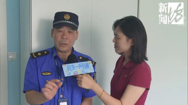 “汗毛竖起来了”！上海女子卧室墙上惊现3个洞，正对着床……“隔壁邻居干的”