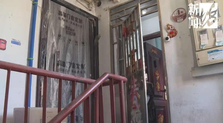 “汗毛竖起来了”！上海女子卧室墙上惊现3个洞，正对着床……“隔壁邻居干的”