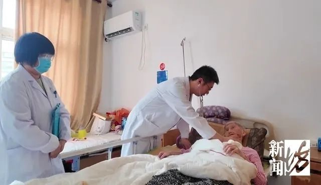 太狠了！上海一老人拿起剪刀，居然把自己身上的…剪掉了！医生也傻眼了…