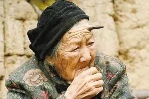 太狠了！上海一老人拿起剪刀，居然把自己身上的…剪掉了！医生也傻眼了…