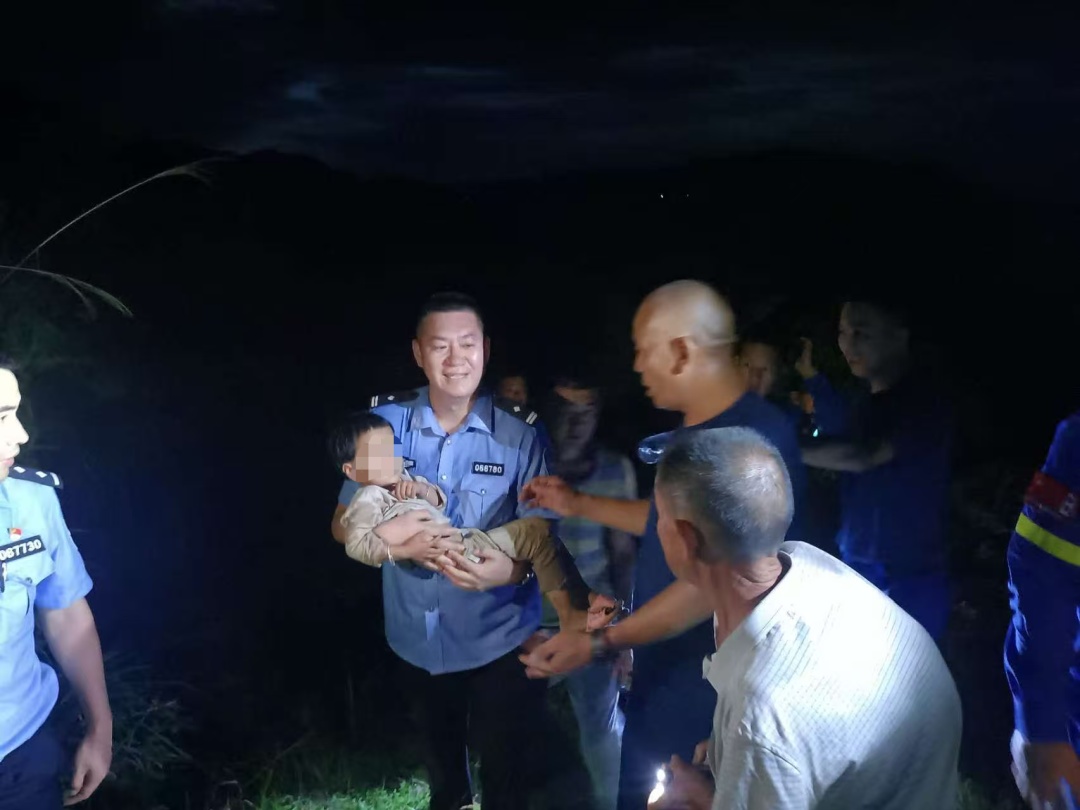 30小时的极限救援！2岁女童找到了！