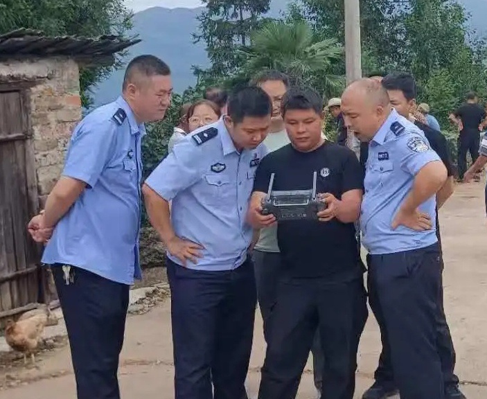 湖南新邵：干群合力搜寻 走失34小时的女童获救