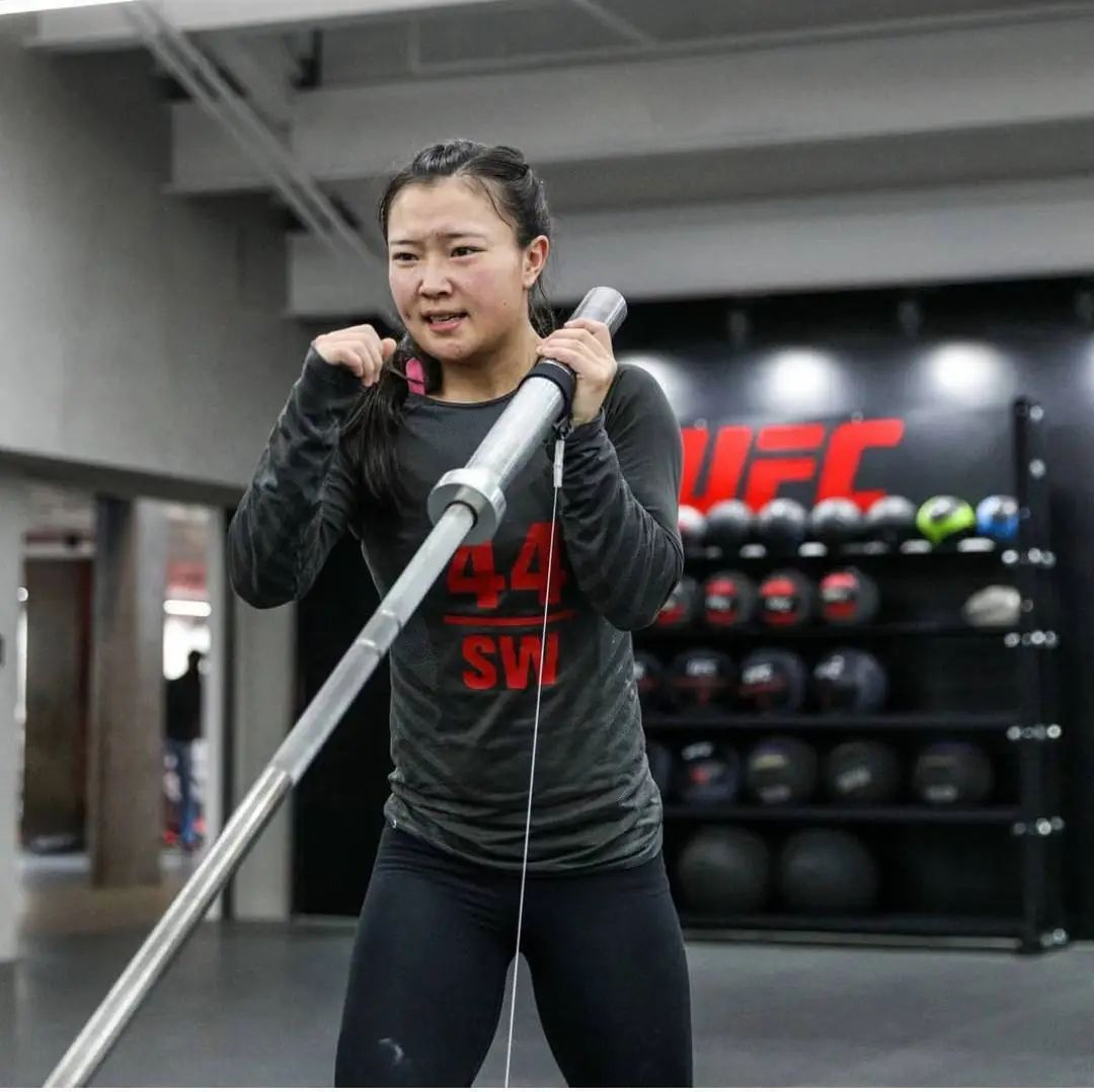 “格斗女中医”石铭UFC首秀失利，封面专访：受伤了给自己扎针，为打比赛一个月周末不休