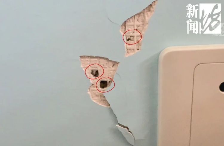 “汗毛竖起来了”！上海女子卧室墙上惊现3个洞，正对着床……“隔壁邻居干的”