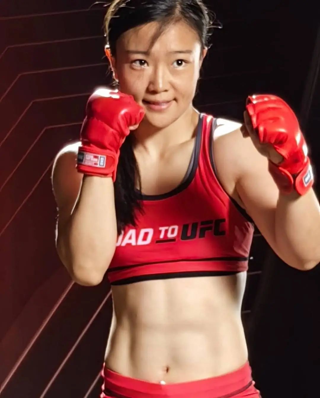 “格斗女中医”石铭UFC首秀失利，封面专访：受伤了给自己扎针，为打比赛一个月周末不休