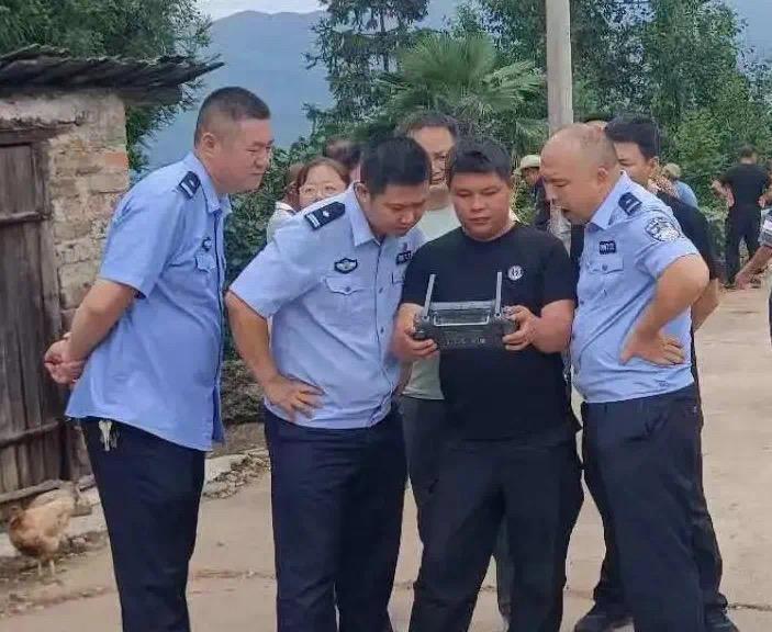 30小时生死救援!邵阳走失的2岁女童找到了 30小时生死救援!邵阳走失的2岁女童找到了