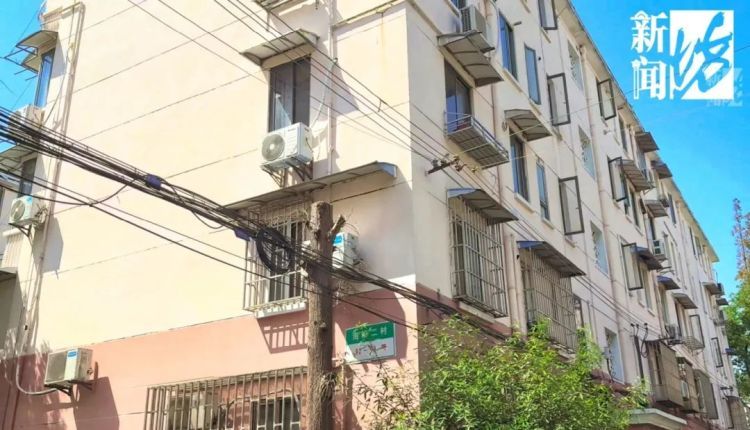 “汗毛竖起来了”！上海女子卧室墙上惊现3个洞，正对着床……“隔壁邻居干的”