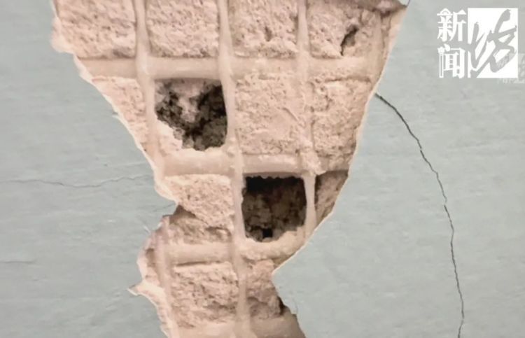 “汗毛竖起来了”！上海女子卧室墙上惊现3个洞，正对着床……“隔壁邻居干的”