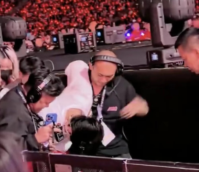 杨宗纬意外从舞台跌落,被救护车带走!凌晨发文回应 杨宗纬意外从舞台跌落,被救护车带走!凌晨发文回应