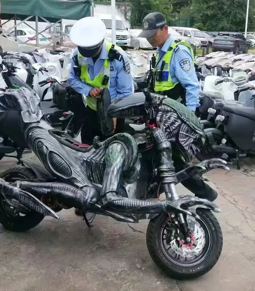 昆明街头惊现长尾大头“异形”？警方出动了…