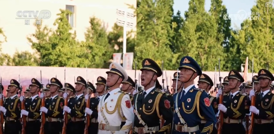 用铿锵有力步伐踏出人民军队时代强音！九三阅兵看中国排面