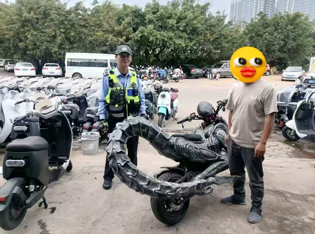 昆明街头惊现长尾大头“异形”？警方出动了…