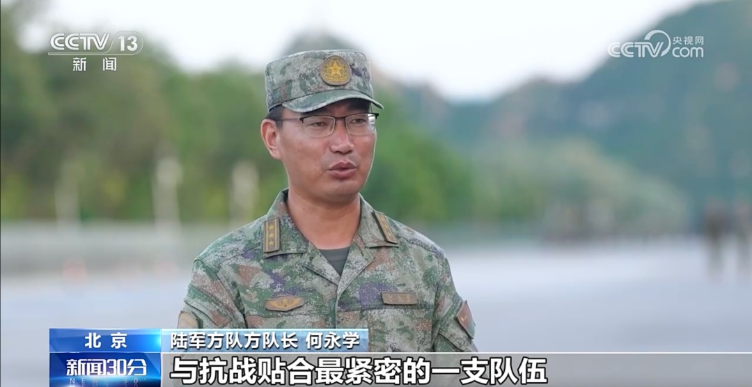 最新画面！他们将第一个劈枪走过天安门