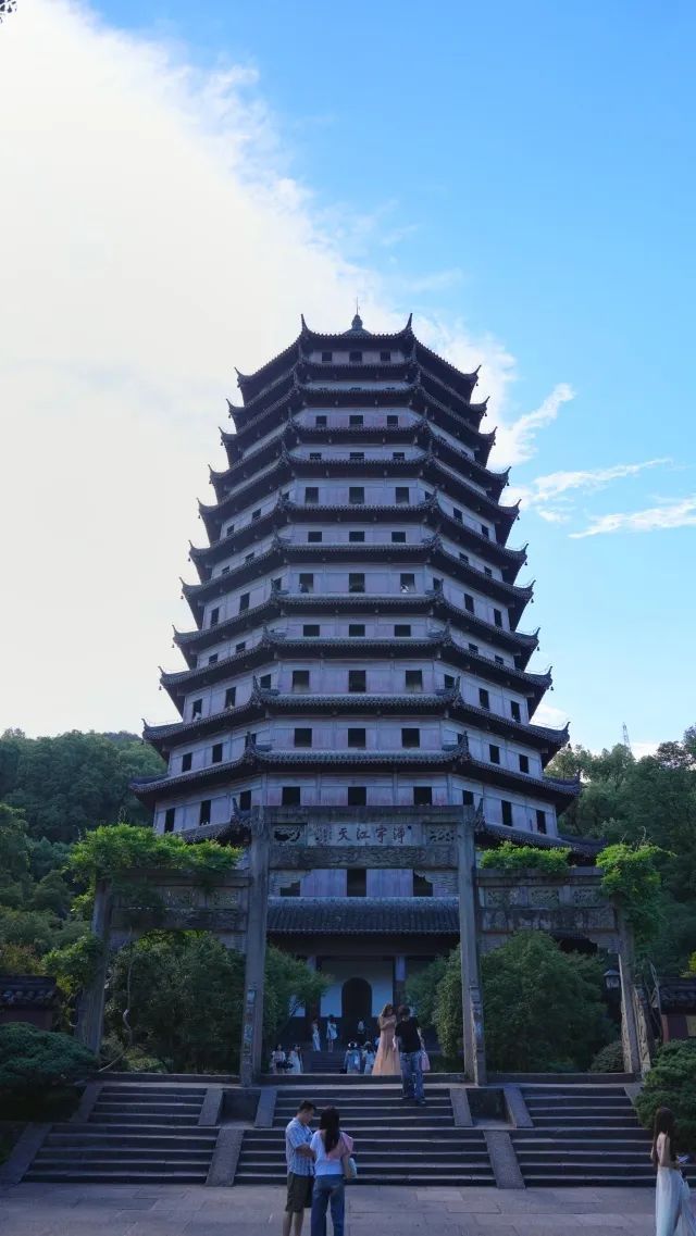 已实施限流！西湖边著名景区突然爆火，天天围满人！大家统一动作，紧急提醒......