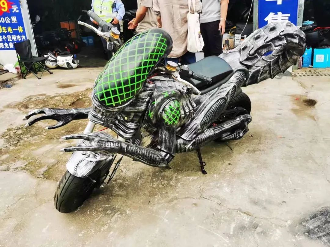 昆明街头惊现长尾大头“异形”？警方出动了…