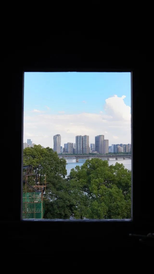 已实施限流！西湖边著名景区突然爆火，天天围满人！大家统一动作，紧急提醒......