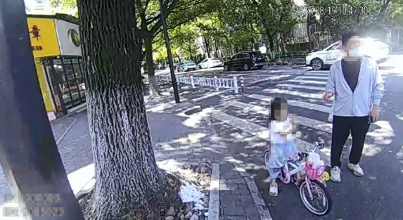 5岁女孩当街“带走”警察,网友:绝对的社牛! 5岁女孩当街“带走”警察,网友:绝对的社牛!