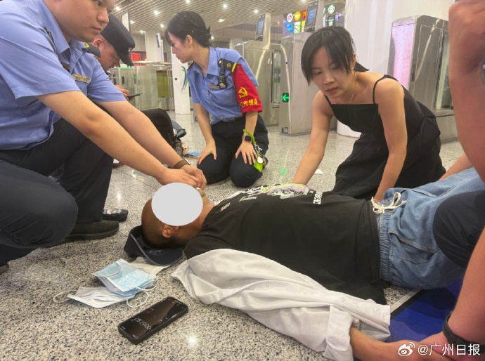 高铁站有旅客瘫倒在地，广东女护士咬掉穿戴甲，300秒极限救人