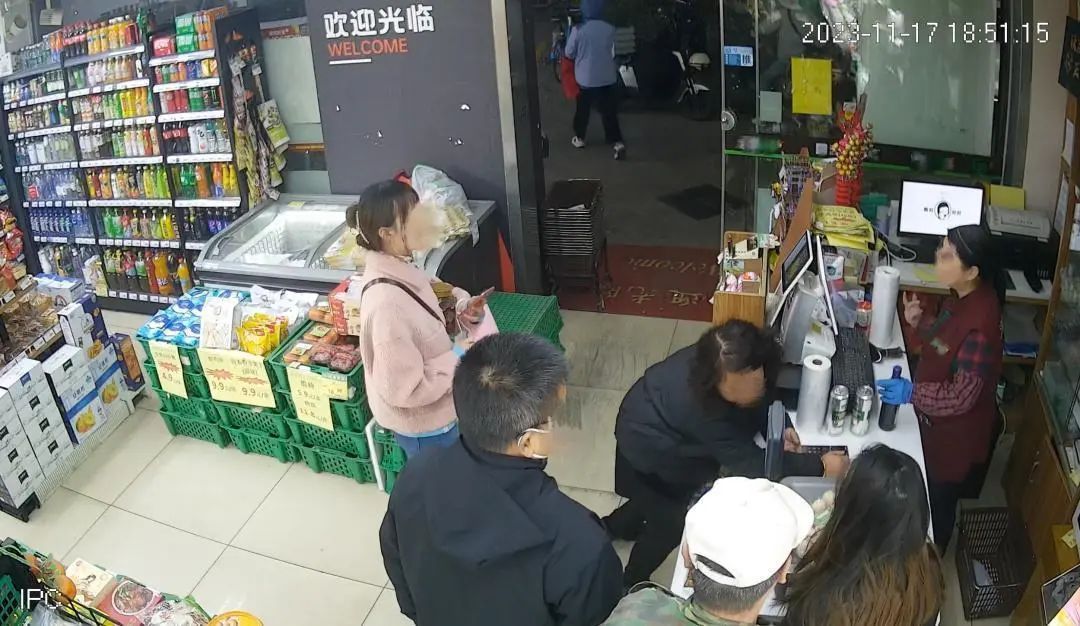 顾客争执时倒地身亡,收银员被指冷眼旁观,法院:便利店赔28万 顾客争执时倒地身亡,收银员被指冷眼旁观,法院:便利店赔28万