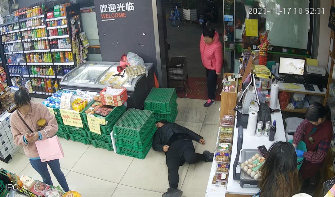 女子购物发病身亡家属索赔218万元 营业员未及时救助店家被判担责