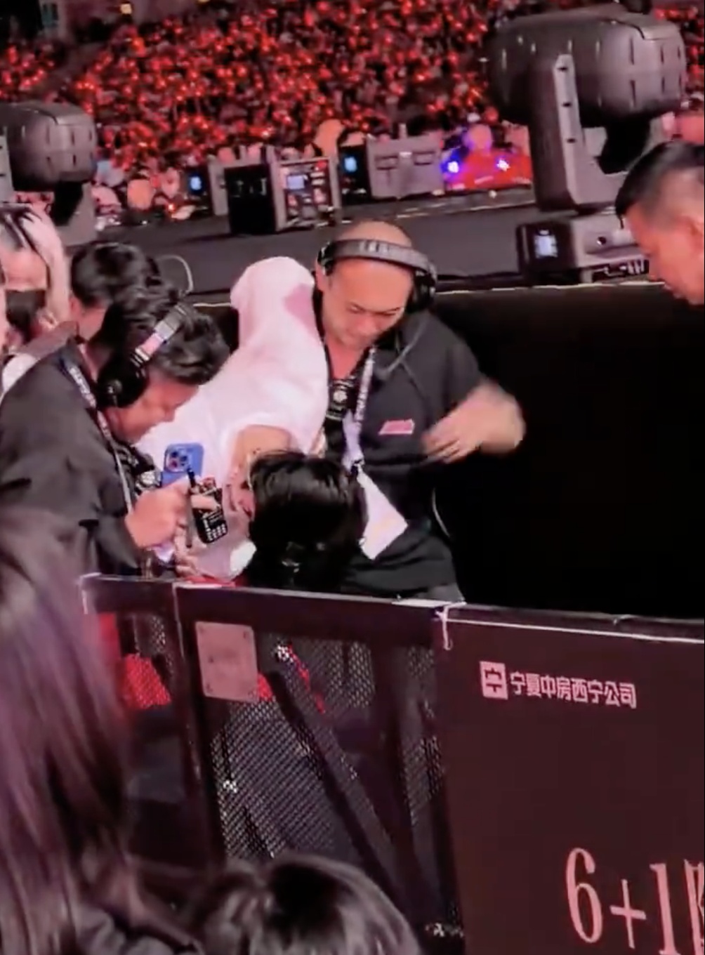 “杨宗纬摔下舞台”,本人回应 “杨宗纬摔下舞台”,本人回应