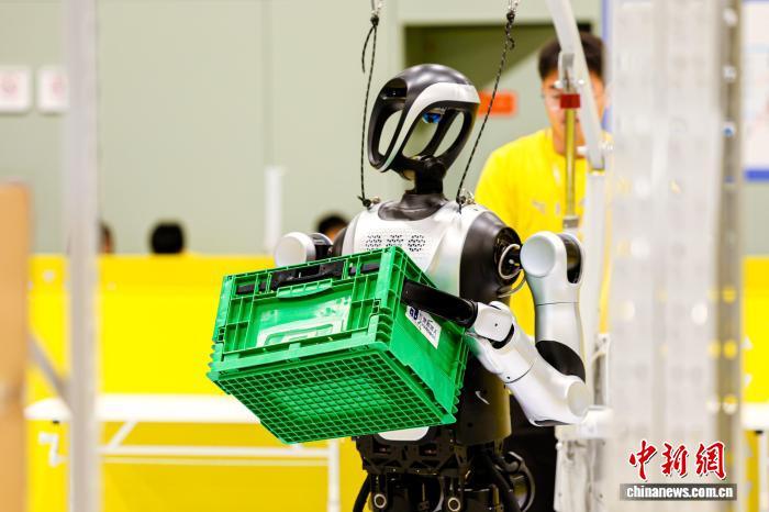 中国首个全尺寸人形机器人赛事在安徽合肥开赛