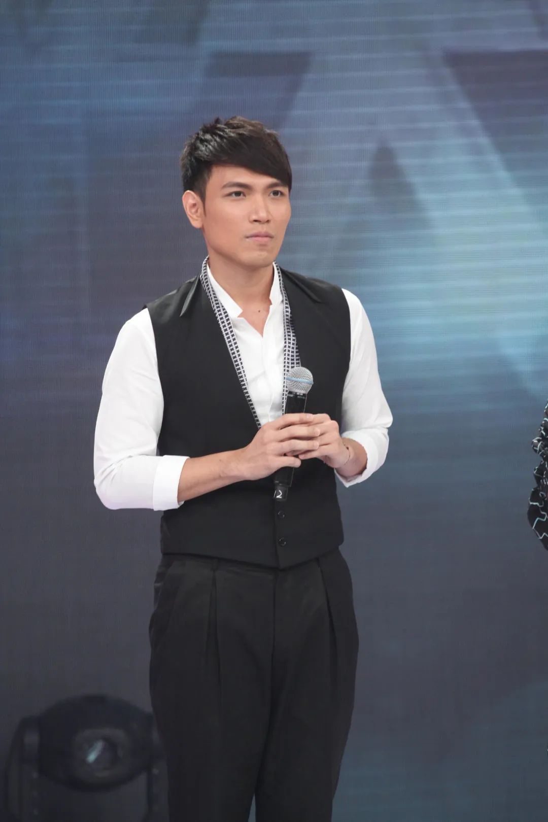 杨宗纬意外从舞台跌落,被救护车带走!凌晨发文回应 杨宗纬意外从舞台跌落,被救护车带走!凌晨发文回应