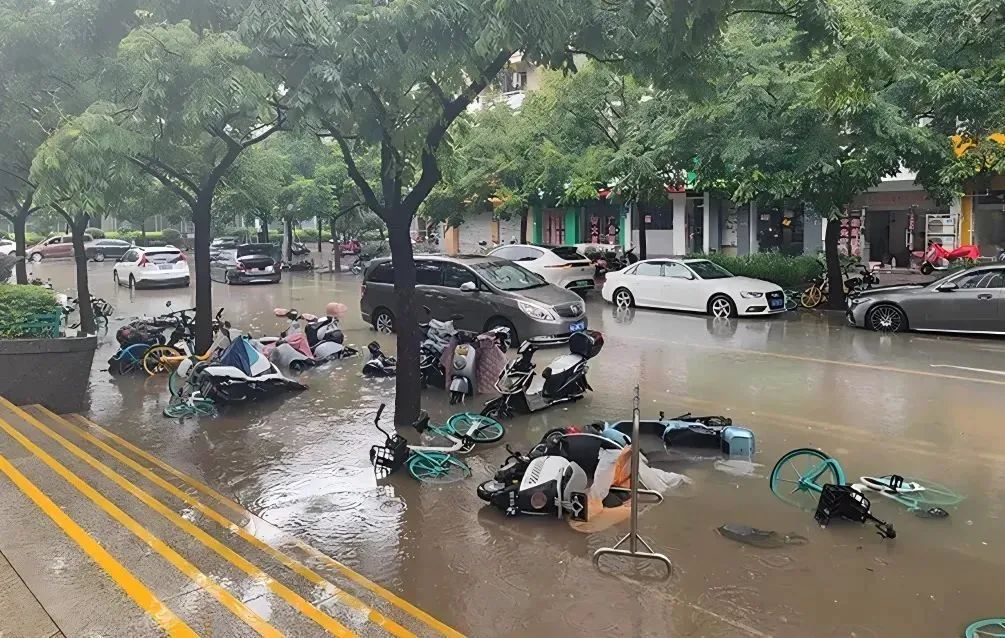 电动自行车泡水,电池多次爆燃!淋雨后如何挽救“小电驴” 电动自行车泡水,电池多次爆燃!淋雨后如何挽救“小电驴”