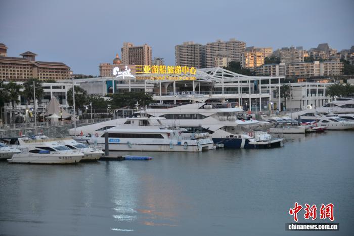 海南三亚多部门联合防台风“剑鱼”